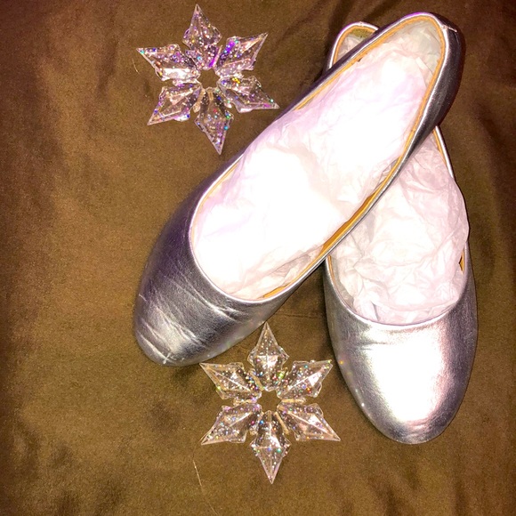 Women silver flat shoes 🥿. Size 9 gently used 2024 shoe fashion trends - Picture 3 of 5